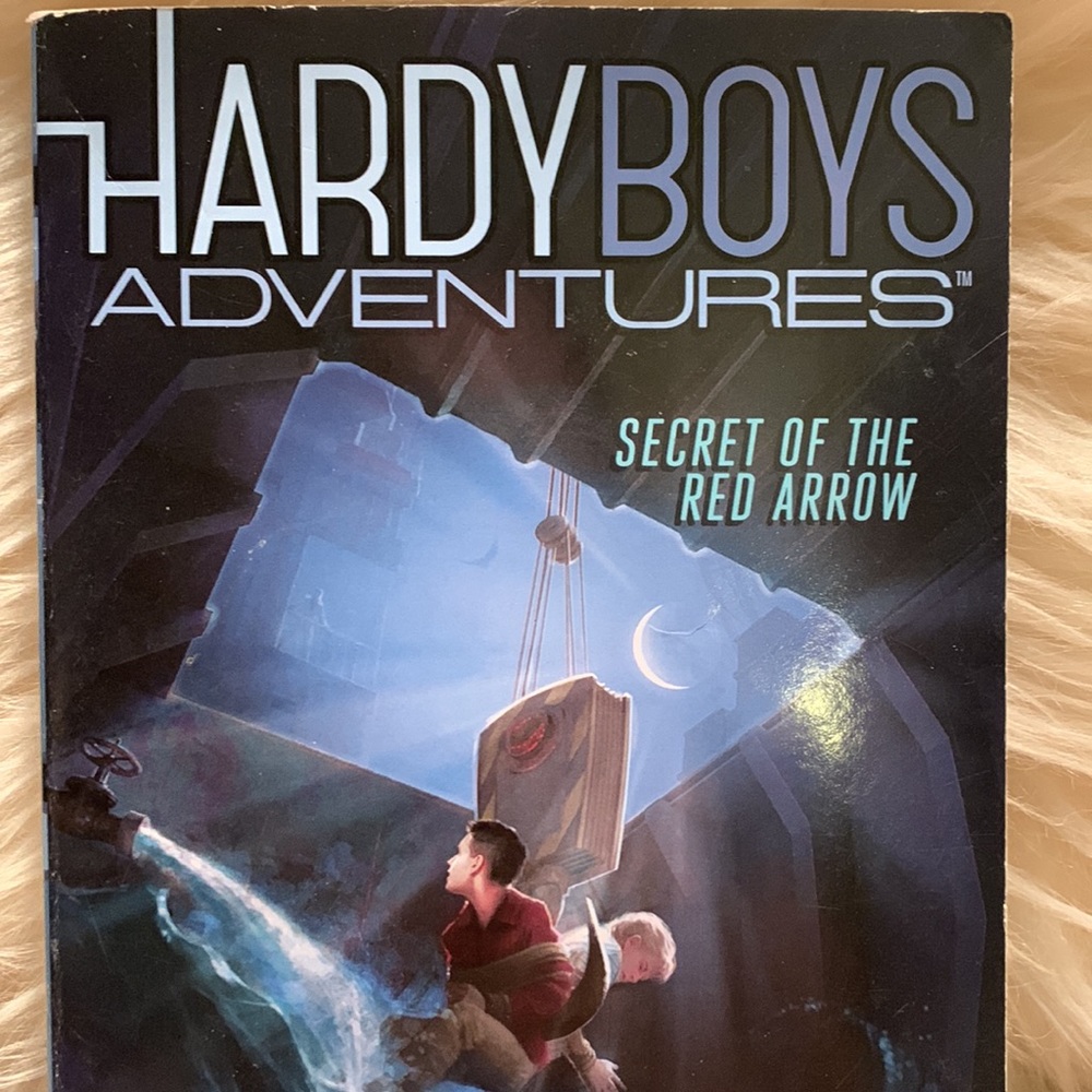 Hardy Boys Adventures book 1. Secret of the red arrow